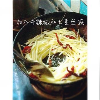懒人最爱 下饭酸辣土豆丝怎么做，懒人最爱 下饭酸辣土豆丝怎么做好吃，懒人最爱 下饭酸辣土豆丝做法