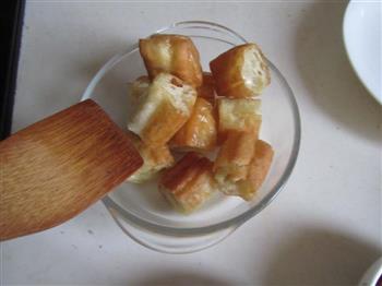 豆瓣茄子炒油条怎么做，豆瓣茄子炒油条怎么做好吃，豆瓣茄子炒油条做法
