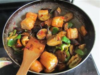 豆瓣茄子炒油条怎么做，豆瓣茄子炒油条怎么做好吃，豆瓣茄子炒油条做法