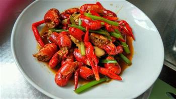 麻辣蒜香小龙虾怎么做，麻辣蒜香小龙虾怎么做好吃，麻辣蒜香小龙虾做法