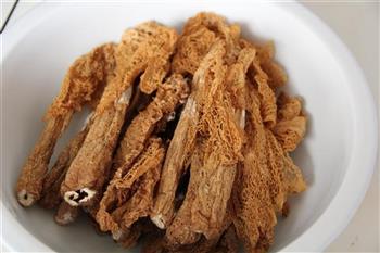 竹荪玉米腿骨汤怎么做，竹荪玉米腿骨汤怎么做好吃，竹荪玉米腿骨汤做法