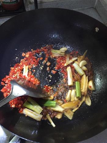 韭菜烧鲫鱼怎么做，韭菜烧鲫鱼怎么做好吃，韭菜烧鲫鱼做法