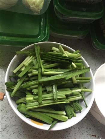 韭菜烧鲫鱼怎么做，韭菜烧鲫鱼怎么做好吃，韭菜烧鲫鱼做法