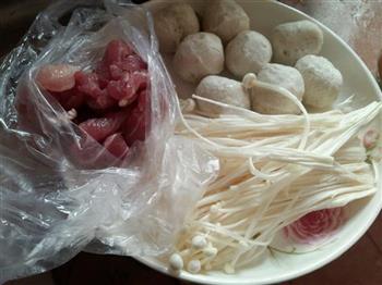 金针菇鱼丸肉片汤怎么做，金针菇鱼丸肉片汤怎么做好吃，金针菇鱼丸肉片汤做法