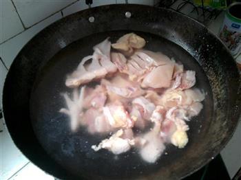 红萝卜焖鸡肉汤怎么做，红萝卜焖鸡肉汤怎么做好吃，红萝卜焖鸡肉汤做法