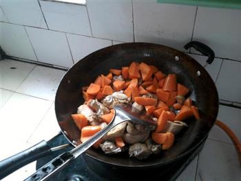 红萝卜焖鸡肉汤怎么做，红萝卜焖鸡肉汤怎么做好吃，红萝卜焖鸡肉汤做法