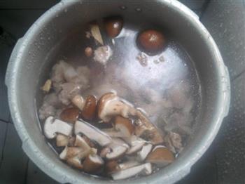 冬菇猪脚汤怎么做，冬菇猪脚汤怎么做好吃，冬菇猪脚汤做法