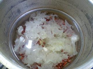 小红豆银耳汤怎么做，小红豆银耳汤怎么做好吃，小红豆银耳汤做法
