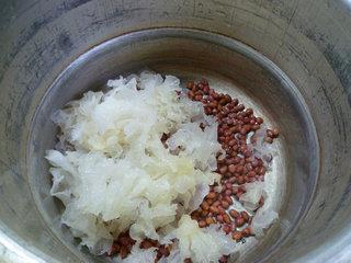 小红豆银耳汤怎么做，小红豆银耳汤怎么做好吃，小红豆银耳汤做法
