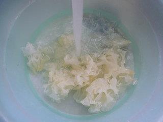 小红豆银耳汤怎么做，小红豆银耳汤怎么做好吃，小红豆银耳汤做法