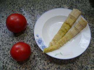西红柿羊尾笋汤怎么做，西红柿羊尾笋汤怎么做好吃，西红柿羊尾笋汤做法