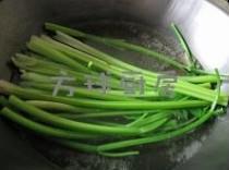 芹菜拌花生怎么做，芹菜拌花生怎么做好吃，芹菜拌花生做法