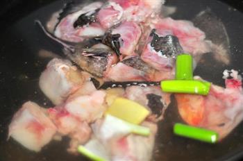 豆腐炖安康鱼怎么做，豆腐炖安康鱼怎么做好吃，豆腐炖安康鱼做法