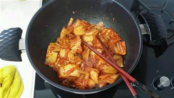泡菜炖鲭鱼怎么做，泡菜炖鲭鱼怎么做好吃，泡菜炖鲭鱼做法
