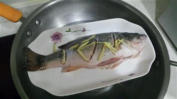 简易清蒸鲈鱼怎么做，简易清蒸鲈鱼怎么做好吃，简易清蒸鲈鱼做法