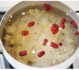杏仁银耳炖木瓜怎么做，杏仁银耳炖木瓜怎么做好吃，杏仁银耳炖木瓜做法