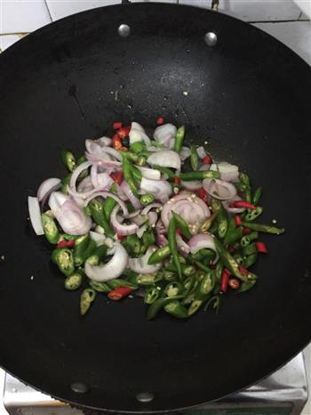 洋葱辣椒炒花甲怎么做，洋葱辣椒炒花甲怎么做好吃，洋葱辣椒炒花甲做法