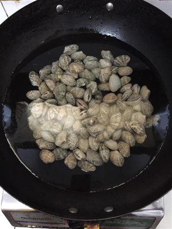 洋葱辣椒炒花甲怎么做，洋葱辣椒炒花甲怎么做好吃，洋葱辣椒炒花甲做法
