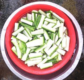 鸡骨丝瓜汤怎么做，鸡骨丝瓜汤怎么做好吃，鸡骨丝瓜汤做法