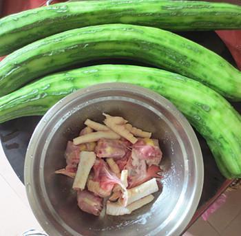 鸡骨丝瓜汤怎么做，鸡骨丝瓜汤怎么做好吃，鸡骨丝瓜汤做法