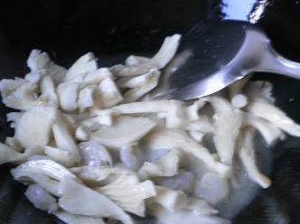 白灵菇烧番茄豆腐怎么做，白灵菇烧番茄豆腐怎么做好吃，白灵菇烧番茄豆腐做法