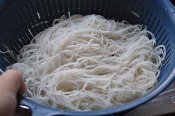 海鲜炒粉干怎么做，海鲜炒粉干怎么做好吃，海鲜炒粉干做法