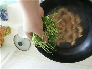 酥肉豆苗汤怎么做，酥肉豆苗汤怎么做好吃，酥肉豆苗汤做法