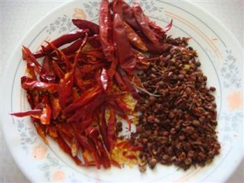 麻辣小鱼干花生怎么做，麻辣小鱼干花生怎么做好吃，麻辣小鱼干花生做法