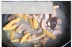 玉米笋凤爪煲怎么做，玉米笋凤爪煲怎么做好吃，玉米笋凤爪煲做法