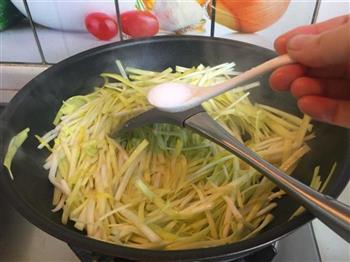 韭黄肉丝春卷怎么做，韭黄肉丝春卷怎么做好吃，韭黄肉丝春卷做法