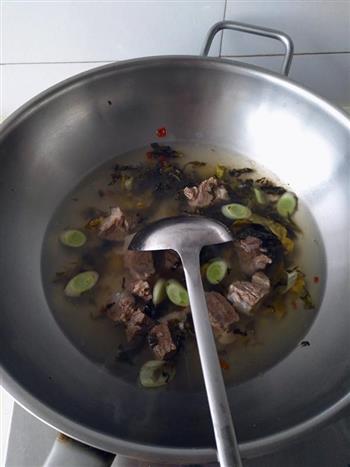 酸菜牛肉砂锅米线怎么做，酸菜牛肉砂锅米线怎么做好吃，酸菜牛肉砂锅米线做法