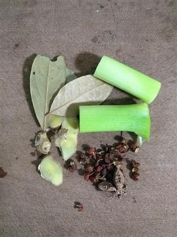 酸菜牛肉砂锅米线怎么做，酸菜牛肉砂锅米线怎么做好吃，酸菜牛肉砂锅米线做法