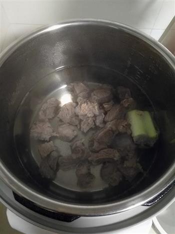 酸菜牛肉砂锅米线怎么做，酸菜牛肉砂锅米线怎么做好吃，酸菜牛肉砂锅米线做法