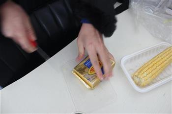 微波炉玉米怎么做，微波炉玉米怎么做好吃，微波炉玉米做法