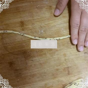 芝麻小麻花怎么做，芝麻小麻花怎么做好吃，芝麻小麻花做法