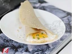 绿豆煎饼灌鸡蛋怎么做，绿豆煎饼灌鸡蛋怎么做好吃，绿豆煎饼灌鸡蛋做法