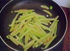 西瓜皮炒银针粉怎么做，西瓜皮炒银针粉怎么做好吃，西瓜皮炒银针粉做法