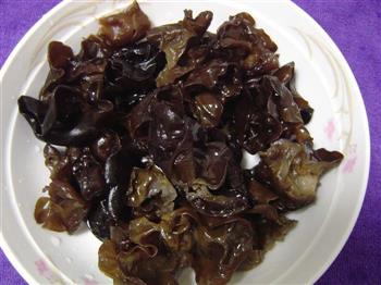 木耳烤麸怎么做，木耳烤麸怎么做好吃，木耳烤麸做法