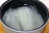 红油鸡丝凉拌米线怎么做，红油鸡丝凉拌米线怎么做好吃，红油鸡丝凉拌米线做法