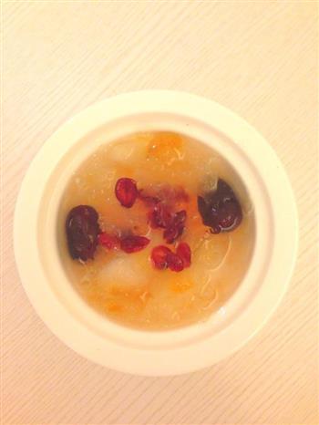 蔓越莓银耳桃胶雪梨糖水怎么做，蔓越莓银耳桃胶雪梨糖水怎么做好吃，蔓越莓银耳桃胶雪梨糖水做法