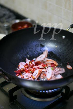鲊辣椒炕肥肠怎么做，鲊辣椒炕肥肠怎么做好吃，鲊辣椒炕肥肠做法