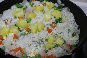 酸甜田园菠萝炒饭怎么做，酸甜田园菠萝炒饭怎么做好吃，酸甜田园菠萝炒饭做法