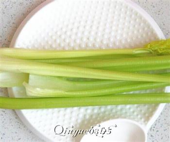 素炒芹菜百合怎么做，素炒芹菜百合怎么做好吃，素炒芹菜百合做法