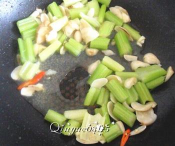 素炒芹菜百合怎么做，素炒芹菜百合怎么做好吃，素炒芹菜百合做法