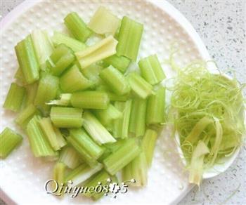 素炒芹菜百合怎么做，素炒芹菜百合怎么做好吃，素炒芹菜百合做法