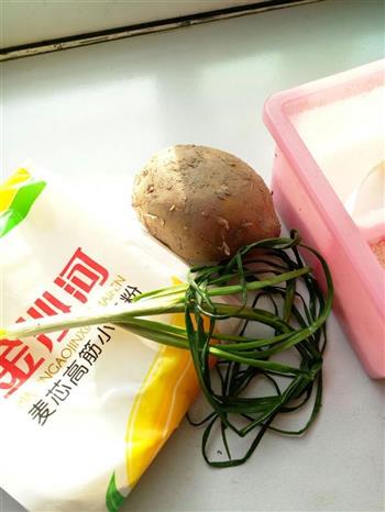 野葱土豆丝饼怎么做，野葱土豆丝饼怎么做好吃，野葱土豆丝饼做法
