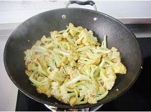 烧烤味干煸菜花怎么做，烧烤味干煸菜花怎么做好吃，烧烤味干煸菜花做法
