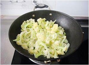 烧烤味干煸菜花怎么做，烧烤味干煸菜花怎么做好吃，烧烤味干煸菜花做法