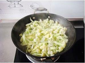 烧烤味干煸菜花怎么做，烧烤味干煸菜花怎么做好吃，烧烤味干煸菜花做法
