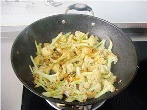 烧烤味干煸菜花怎么做，烧烤味干煸菜花怎么做好吃，烧烤味干煸菜花做法